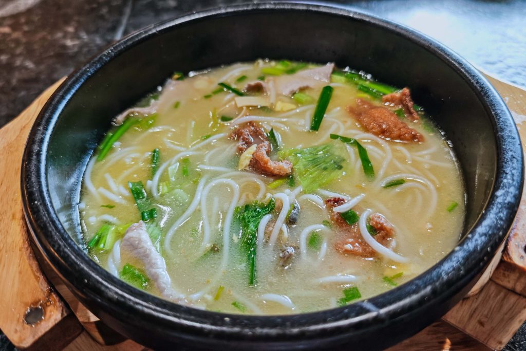 過橋米線配菜鮑魚鮮蝦羊肚菌特寫