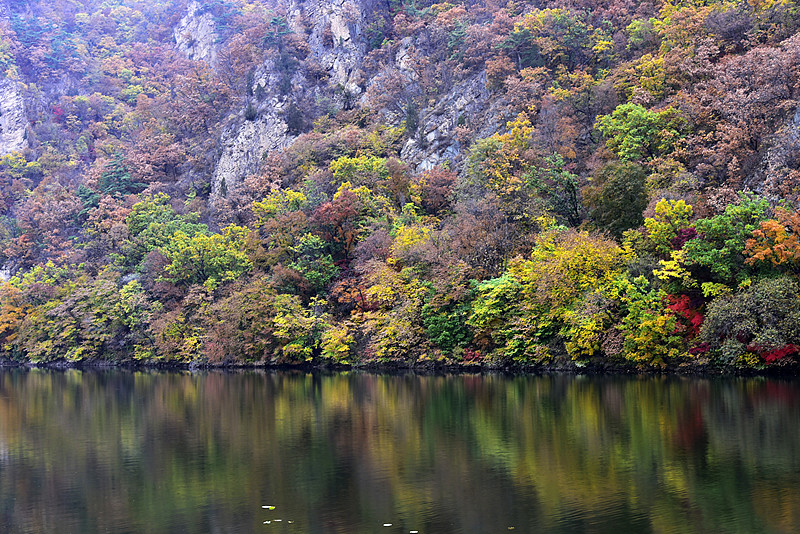 本溪關門山紅葉湖面倒影