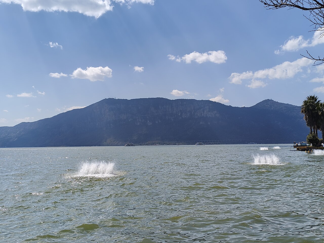 昆明 - Kunming Dianchi Lake, looking at the West Mountain from the East Bank 02