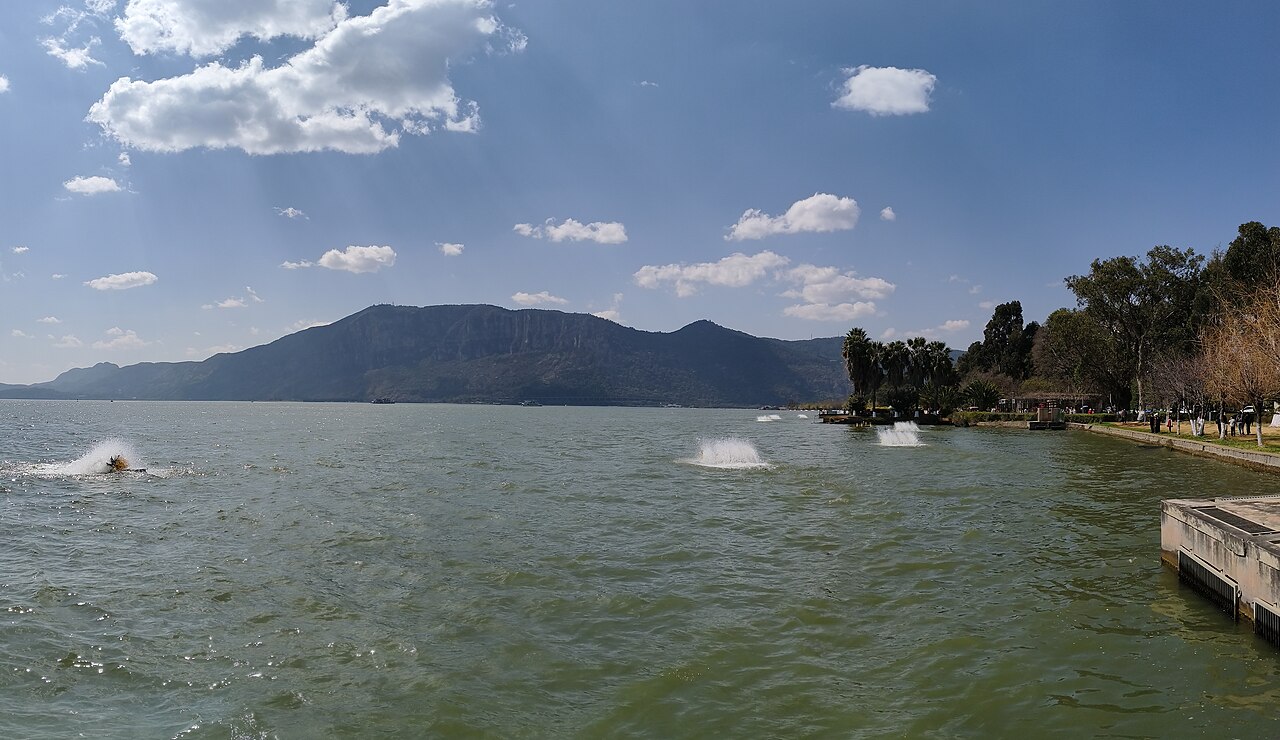 昆明 - Kunming Dianchi Lake, looking at the West Mountain from the East Bank 03