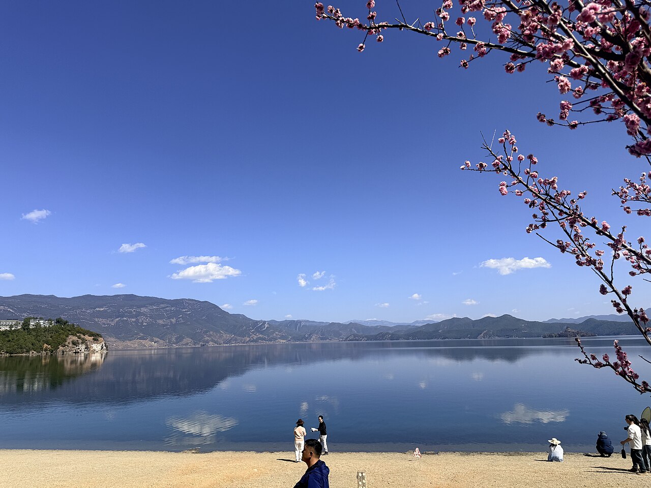 瀘沽湖 - Lover's Beach, Lugu Lake Scenic Area, Yunnan 01