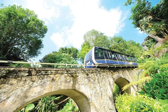 升旗山纜車行駛於石拱橋上