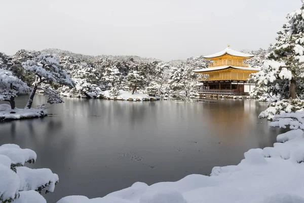 京都金閣寺冬雪