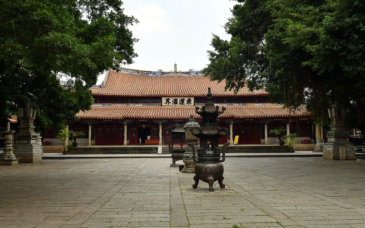 泉州 - The courtyard of Quanzhou Kaiyuan Temple