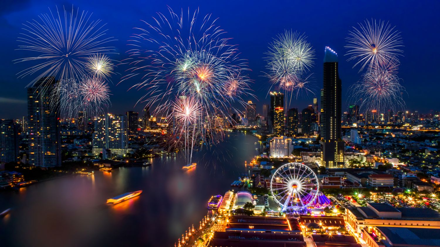 曼谷城市夜景與煙火全景