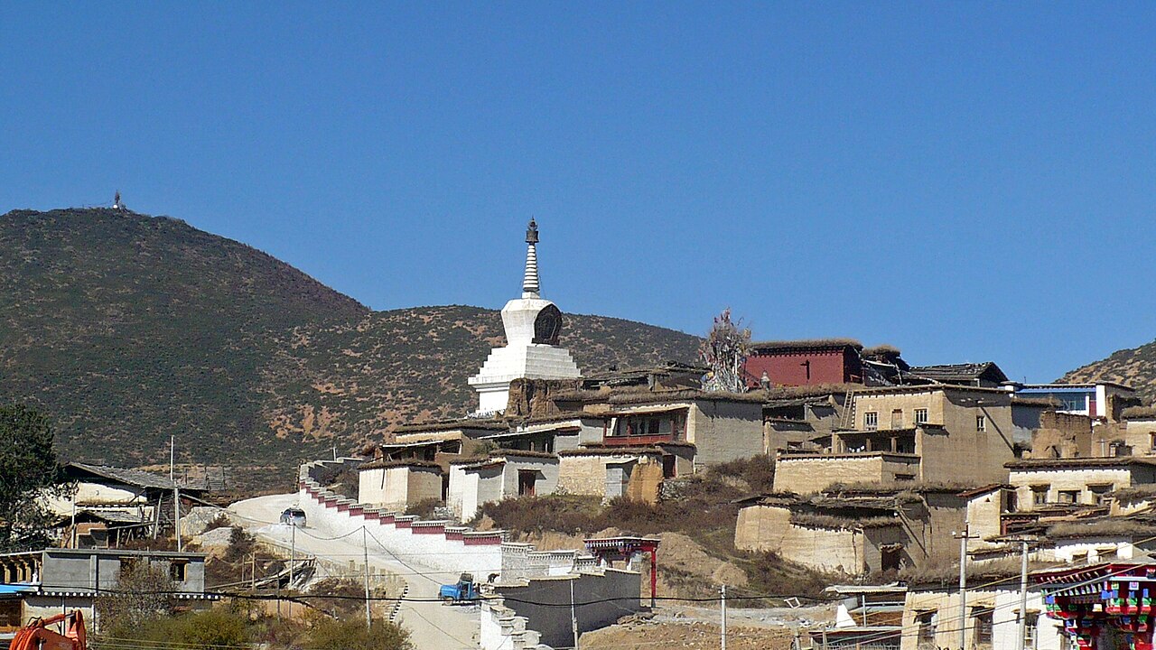 香格里拉 - Stupa near Songzanlin Monastery, Shangri-La - panoramio