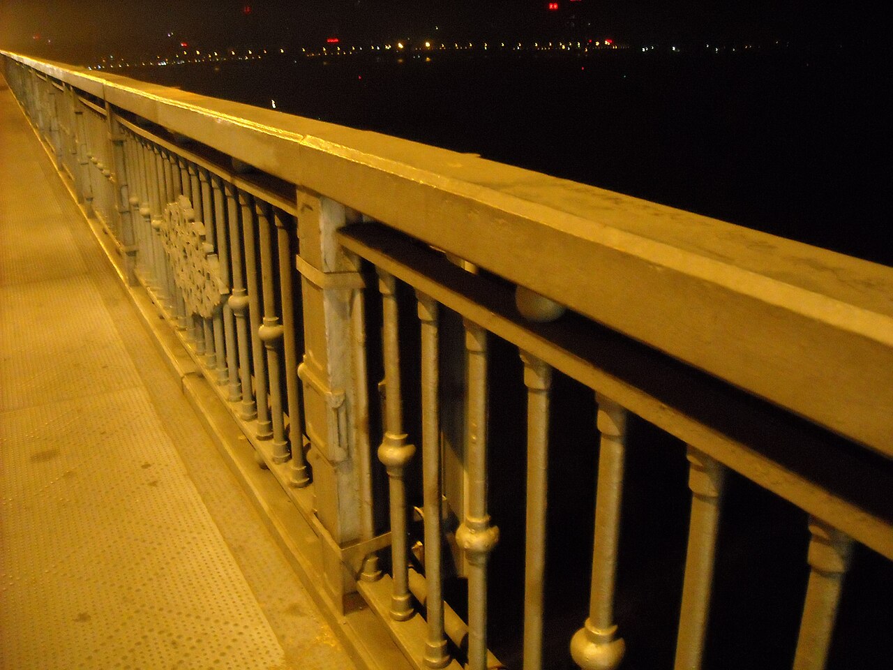 武漢 - Railings of Wuhan Yangtze River bridge