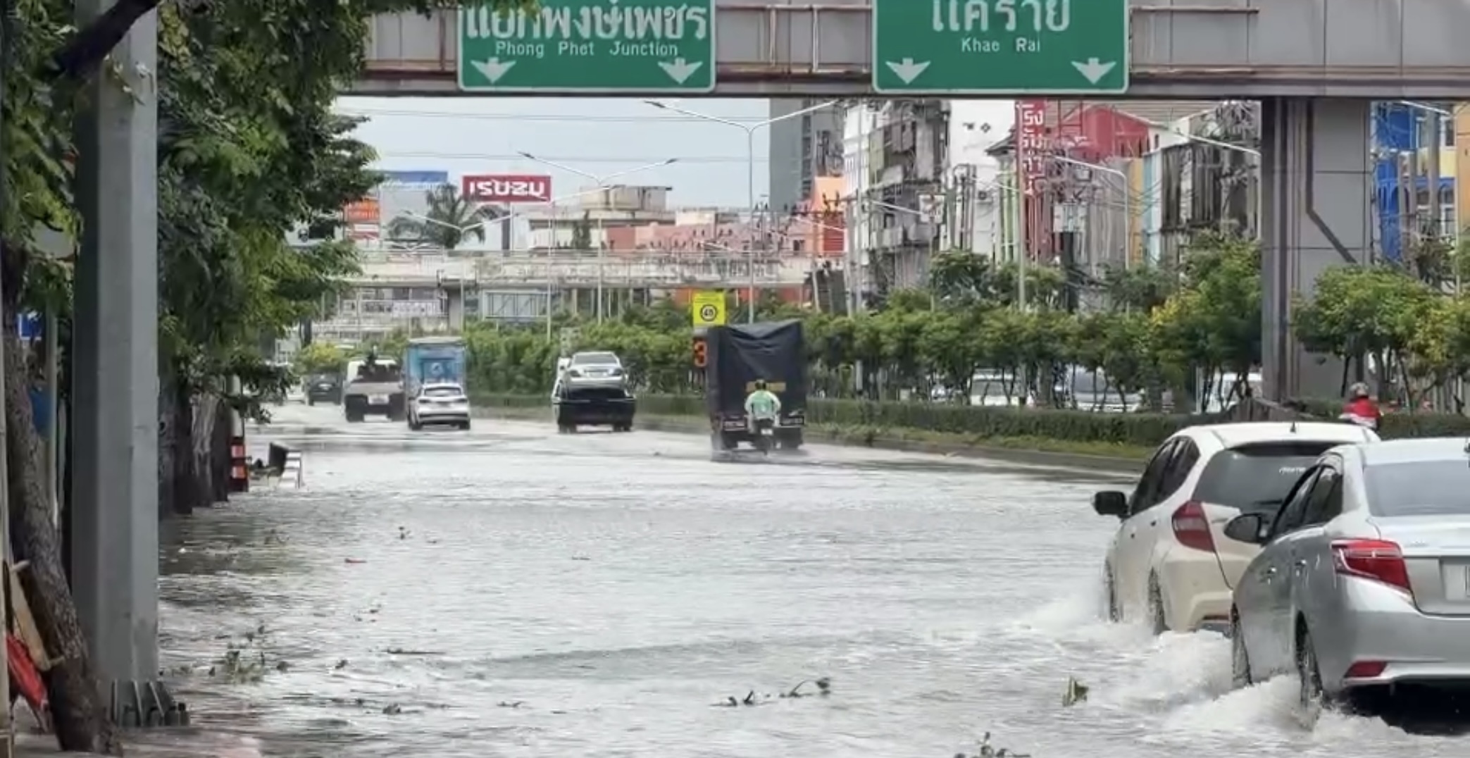 曼谷全城泡水!48小時暴雨300毫米 全市50區宣布災區 @Tournews