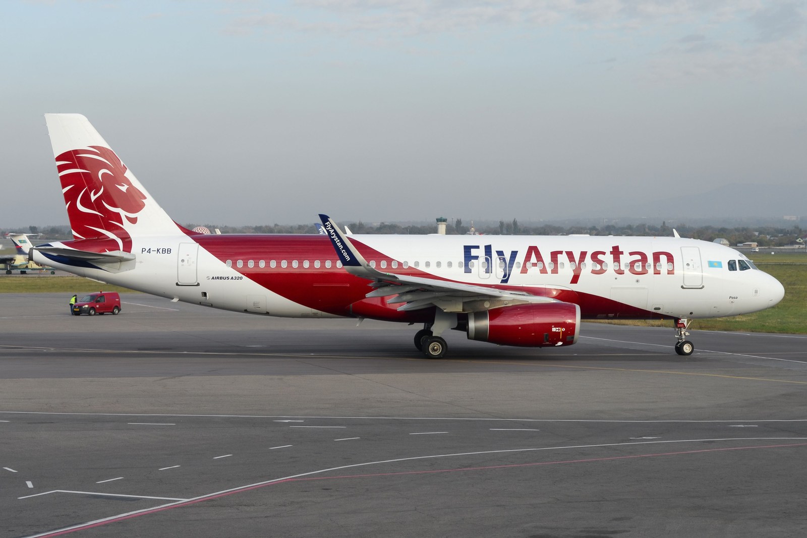 9月24日凌晨4時55分,一架哈薩克飛獅航空(FlyArystan)的空客A320平穩降落在重慶江北國際機場,機場以一道「水門禮」迎接首航班機——這標誌著重慶首條直飛中亞的定期客運航線正式開通。從山城重慶到哈薩克第一大城阿拉木圖,最快只要5個半小時,對想走一趟中亞的旅客來說,又多了一個說走就走的選擇。重慶—阿拉木圖航班