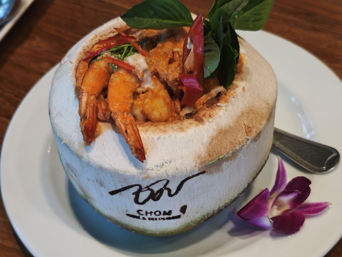 CHOM Cafe 椰子盅咖哩蝦,整顆椰殼盛裝紅咖哩蝦