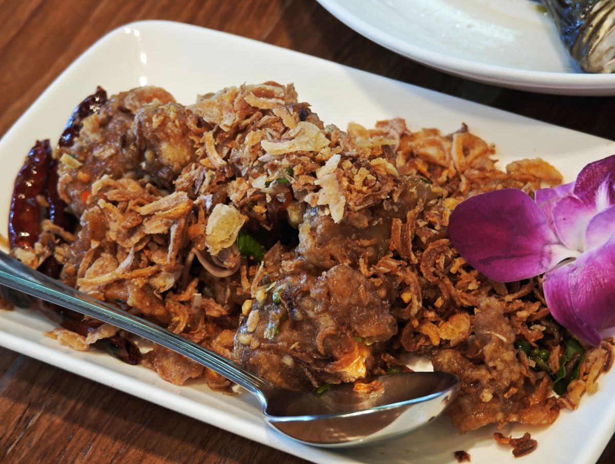 CHOM Cafe 泰式炸雞,鋪上炸紅蔥頭、炸蒜片與乾辣椒