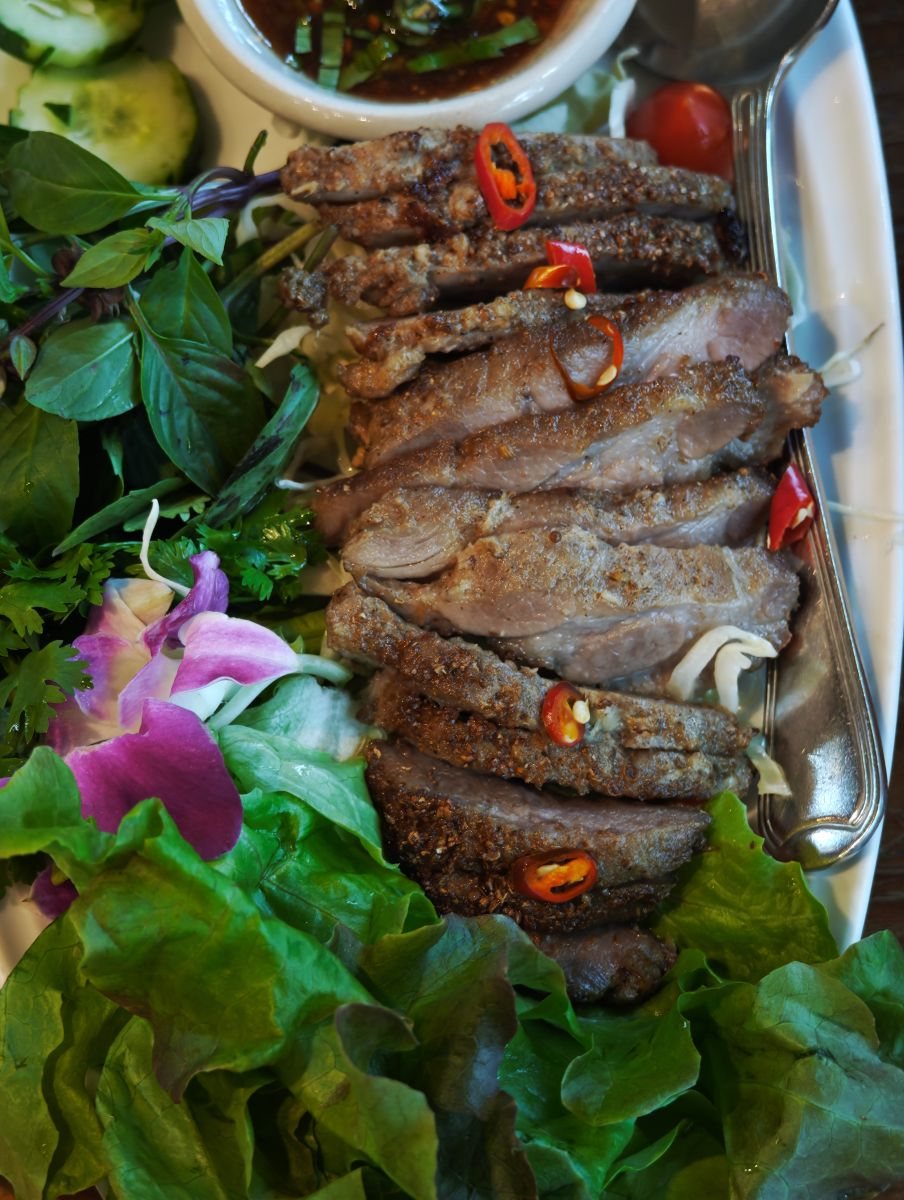 CHOM Cafe 泰式烤豬頸肉 สันคอหมูย่าง,配生菜與泰北蘸醬