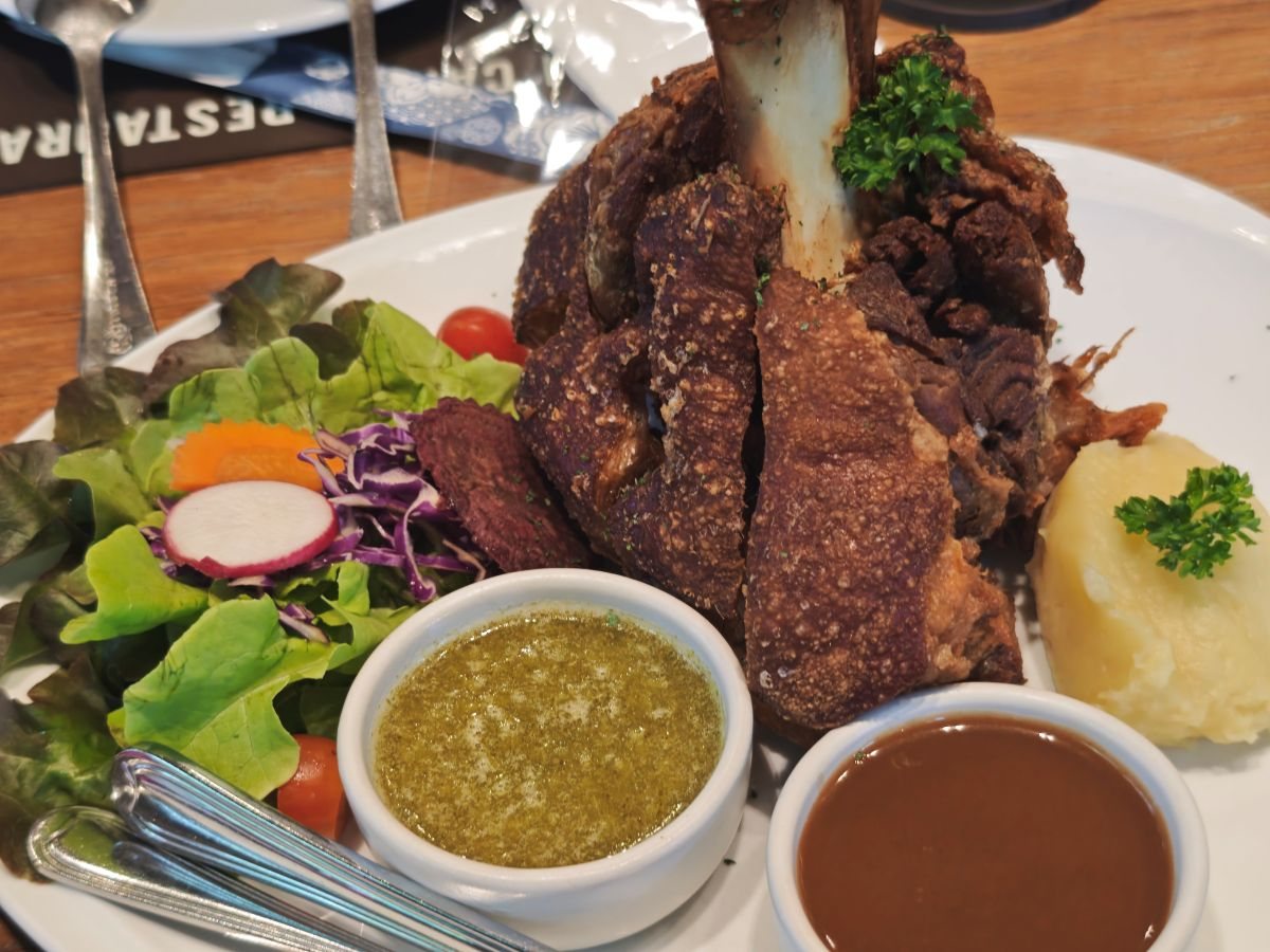 CHOM Cafe 德國豬腳 ขาหมูเยอรมัน,配馬鈴薯泥與兩碟沾醬