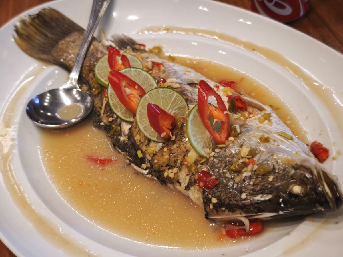 CHOM Cafe 泰式檸檬蒸魚 ปลานึ่งมะนาว,鋪滿青檸片與紅辣椒
