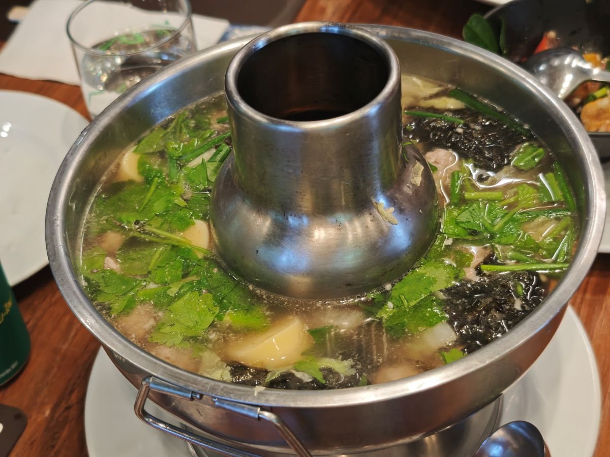 CHOM Cafe 泰式清湯鍋,鋁製煙囪鍋與香菜海帶鍋底