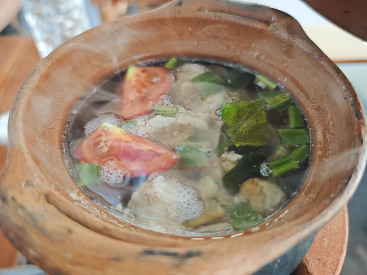 Lumdee Te Khuadang 陶鍋酸湯,番茄與青蔬燉煮冒著熱氣