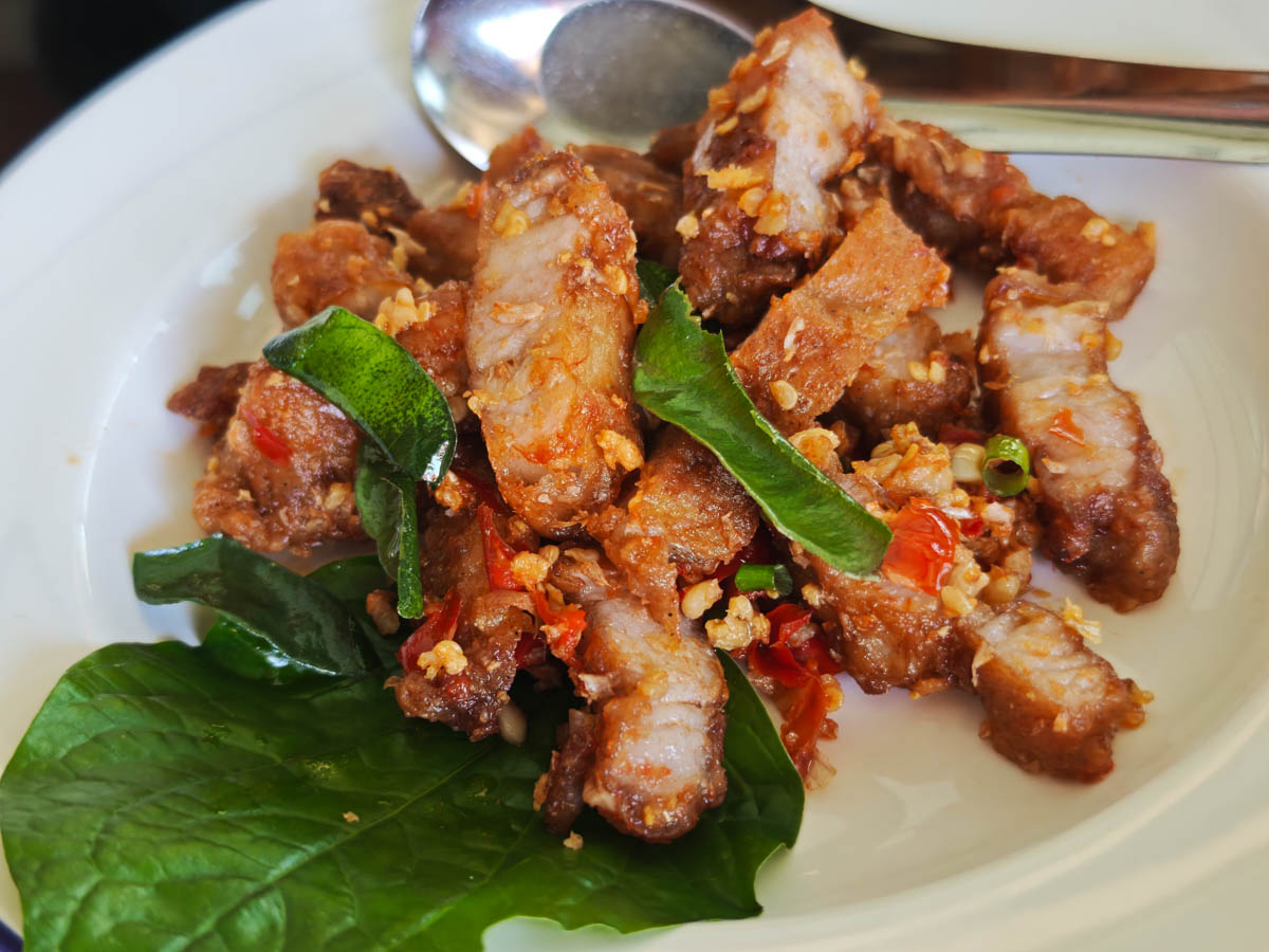Lumdee Te Khuadang 泰式香酥炸五花肉,撒上炸蒜與乾辣椒