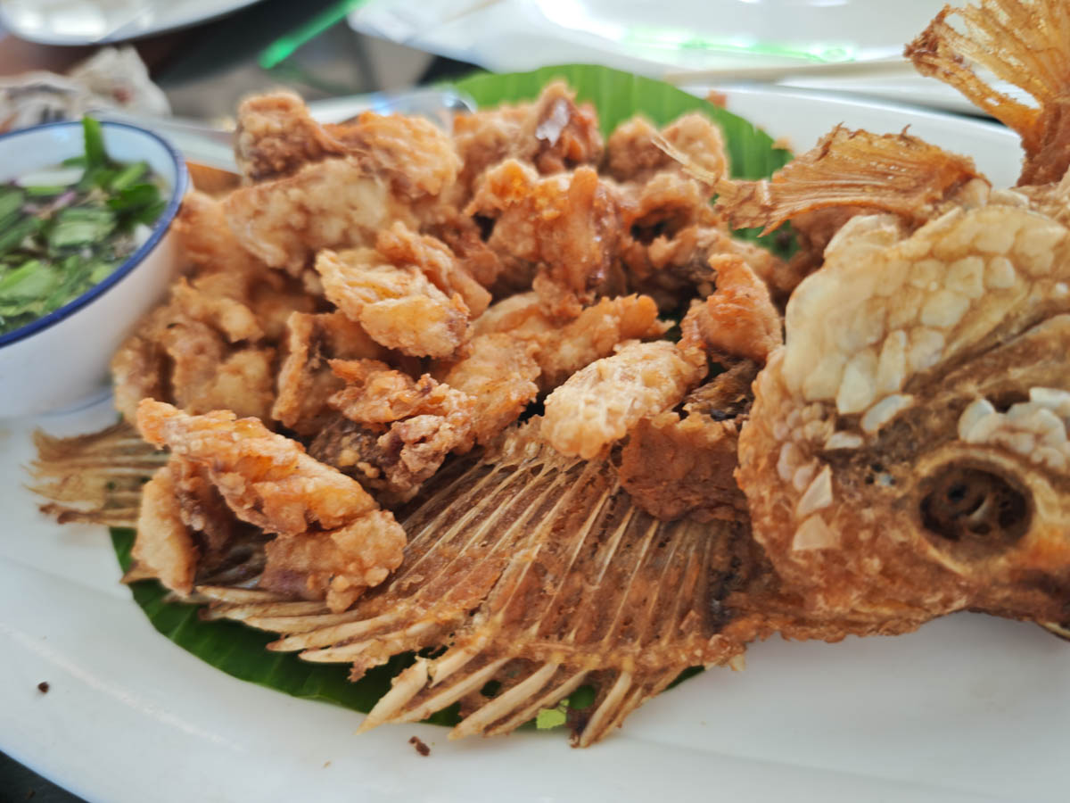 Lumdee Te Khuadang 泰式炸魚，整尾魚骨上鋪滿金黃炸魚肉