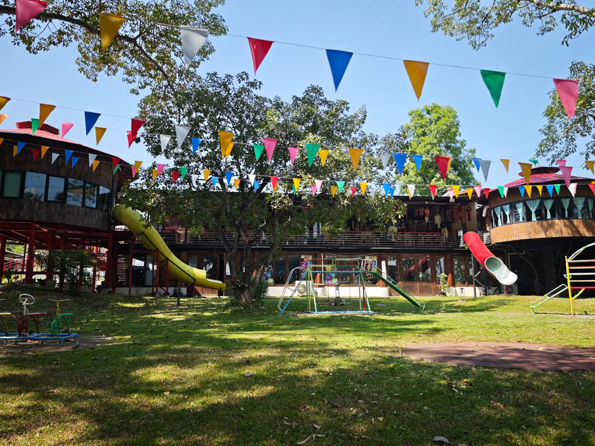 Lumdee Te Khuadang 園區大草坪,鞦韆、彩色三角旗與樹屋滑梯