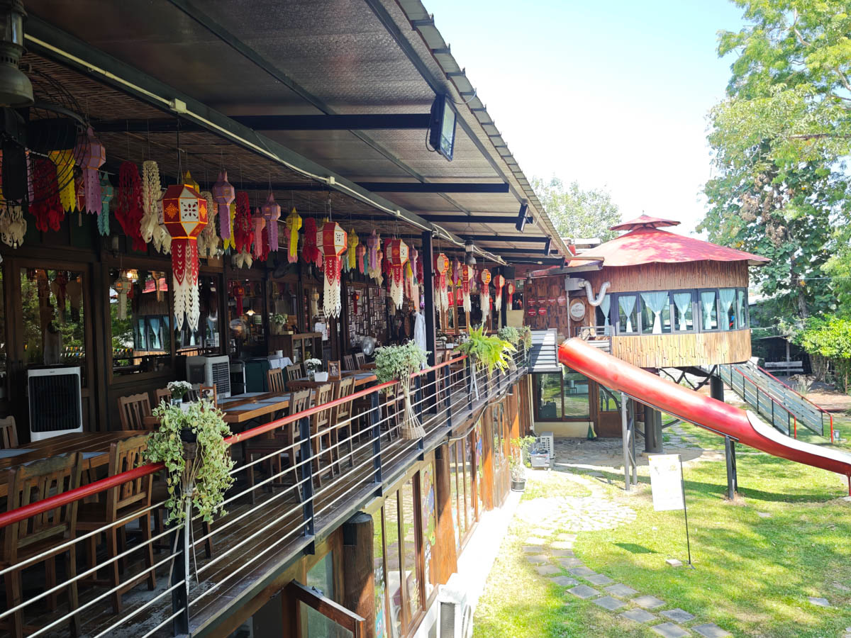 Lumdee Te Khuadang 戶外用餐區,樹屋紅色長滑梯與泰式燈籠