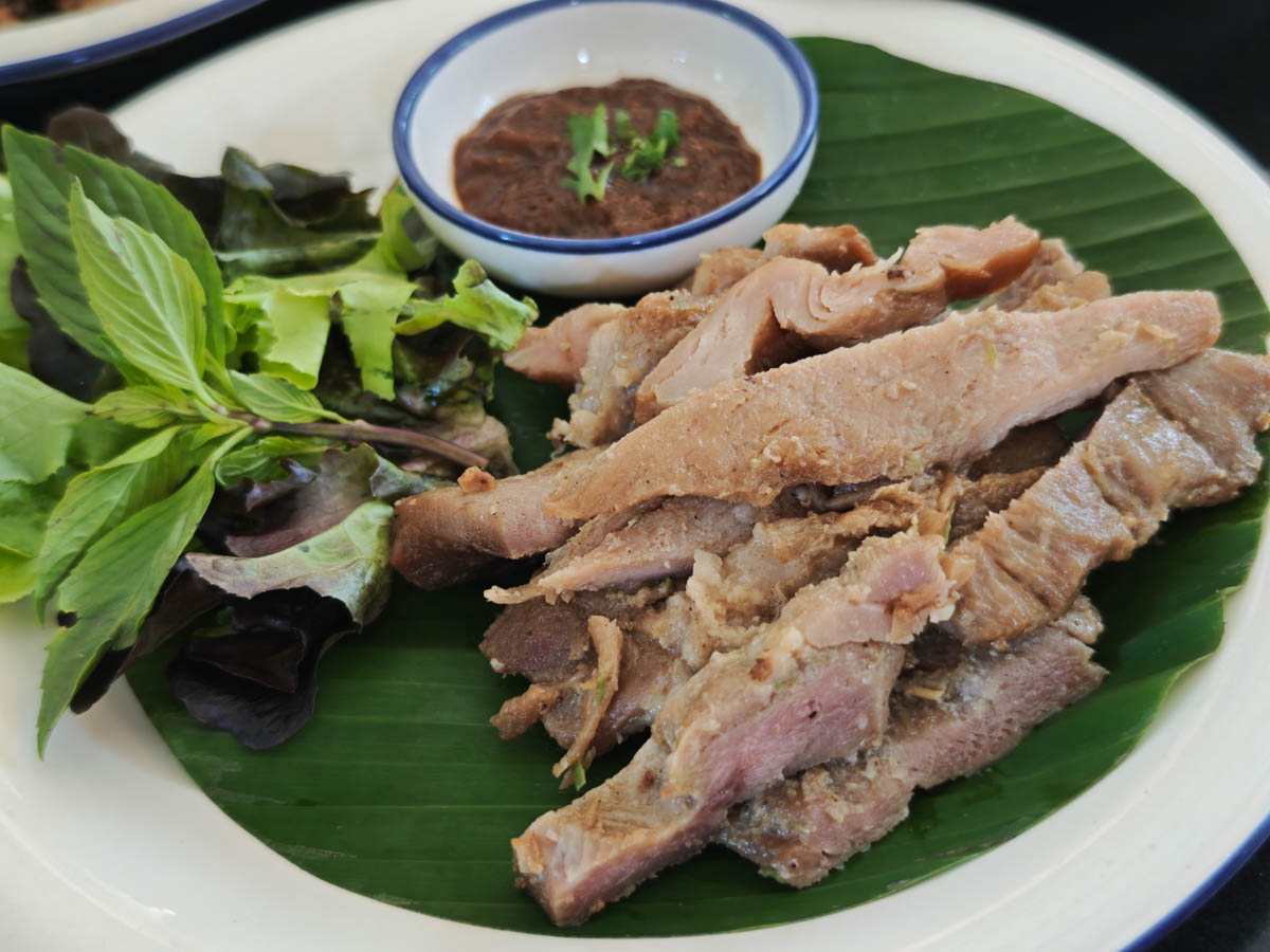 Lumdee Te Khuadang 泰北豬肉料理,香蕉葉墊底搭配香草與沾醬