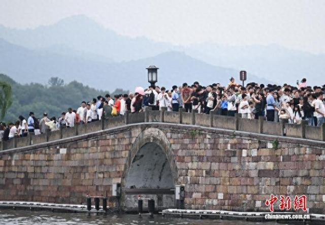 2026十一陸客擠爆景點實錄:九寨溝要候補、西湖斷橋會自己走 @Tournews